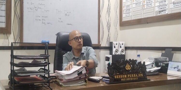 FOTO: AGUS/MATA KALTENG - Kasat Reskrim Polres Kotim, AKP Besrom Purba di ruang kerjanya.