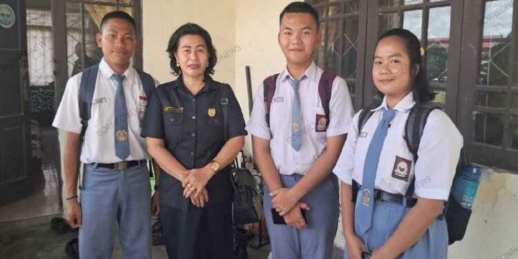 FOTO: MATAKALTENG - Anggota DPRD Kabupaten Gumas Rayaniatie Djangkan berfoto bersama dengan peserta didik SMA, Selasa, 6 Februari 2024.