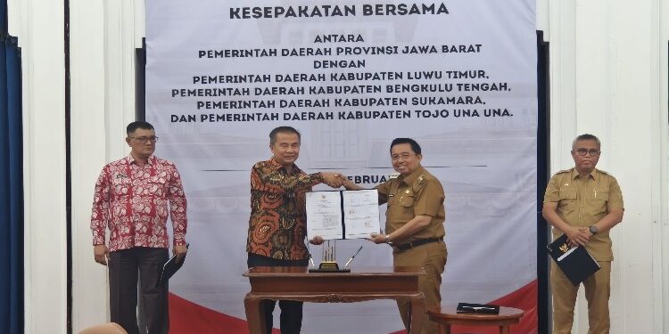 FOTO: IST/MATAKALTENG - Pj Bupati Sukamara saat melakukan tandatangan kerjasama dengan Pemprov Jawa Barat.
