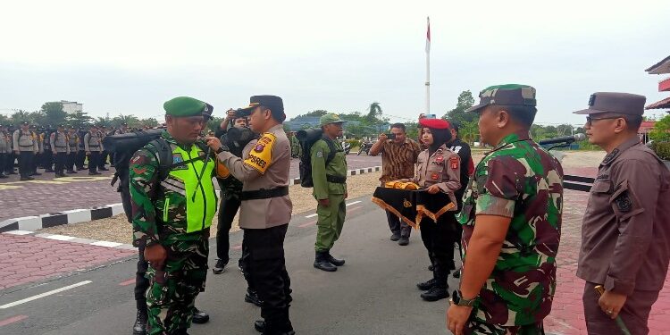 FOTO: MATAKALTENG - Kapolres Katingan AKBP I Gede Putu Widyana, saat penyematan tanda pita secara simbolis kepada personel Polri, TNI dan Linmas.