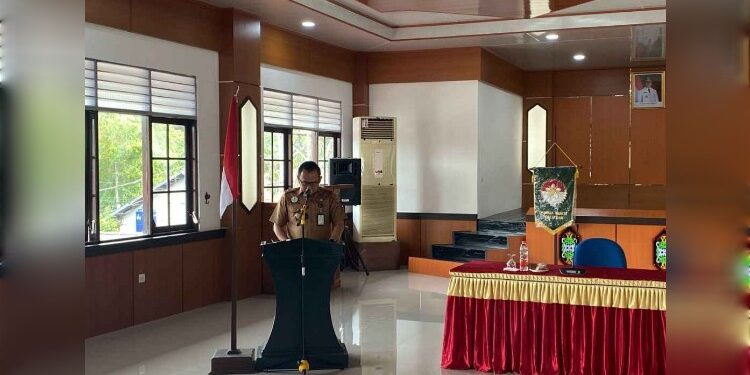 FOTO: MATAKALTENG - Kepala Dinas ESDM Kalteng saat membuka Rapat Verifikasi dan Sosialisasi Rencana Pembangunan Fisik PLTS Tersebar dan PJU PLTS Tahun Anggaran 2024 di Provinsi Kalimantan Tengah.