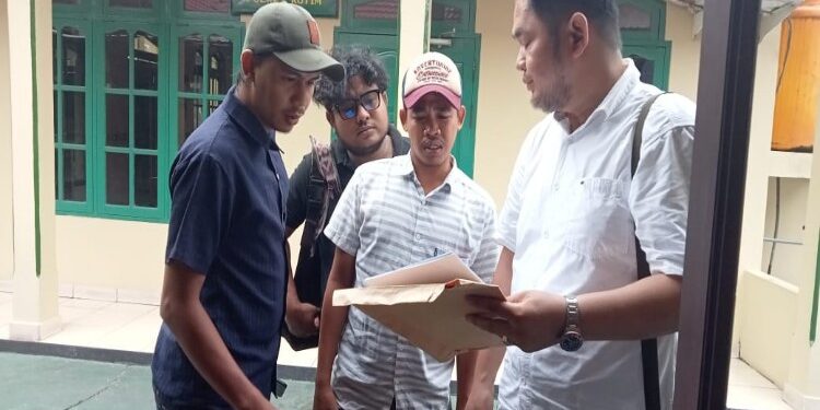 FOTO: IST/MATA KALTENG - Wartawan Agus Salim (baju putih) saat melapor ke Polres Kotim, 7 Februari 2024.