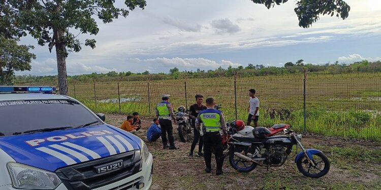 FOTO: MATAKALTENG - Personel Satlantas Polresta Palangka Raya, pada saat menegur para pemuda yang nongkrong di kawasan Bandara Tjilik Riwut Palangka Raya.