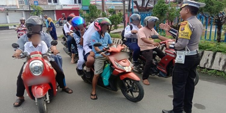 FOTO: RZL/MATAKALTENG - Kasat Lantas Polresta Palangka Raya, Kompol Salahiddin, pada saat menegur para pelanggar lalu lintas.