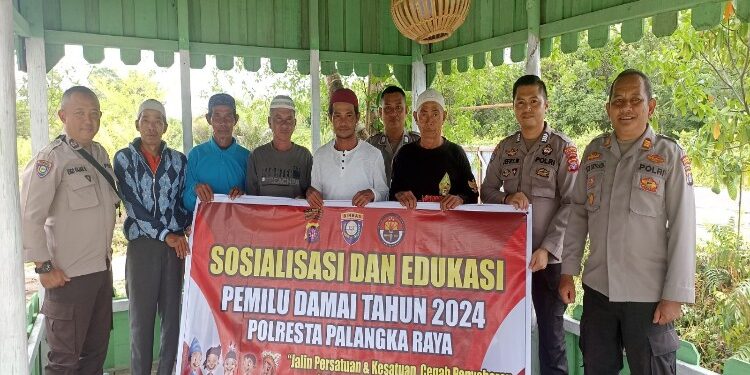 FOTO: MATAKALTENG - Jajaran Polresta Palangka Raya, pada saat foto bersama perwakilan Yayasan Dairut Thorikah Junaidi Al Bagdadi.