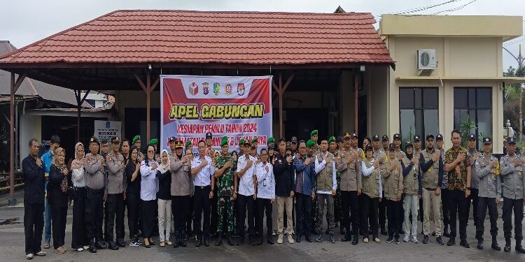 FOTO: RZL/MATAKALTENG - Foto bersama usai pelaksanaan apel gabungan di Polsek Pahandut.