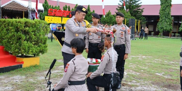 FOTO: RZL/MATAKALTENG - Kapolda Kalteng, Irjen Pol Djoko Poerwanto, pada saat melakukan tradisi penyiraman air kembang kepada perwakilan Bintara Remaja.