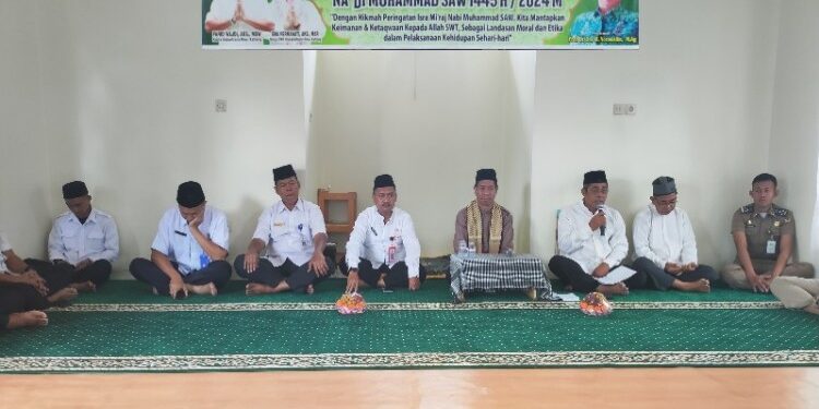 FOTO: MATAKALTENG - Kepala Disnakertrans Prov Kalteng H. Farid Wajdi saat menghadiri Peringatan Isra Mi`raj Nabi Muhammad SAW Tahun 1445 H/2024 M di Masjid Mini Ibrahim Mulia Disnakertrans Prov. Kalteng.