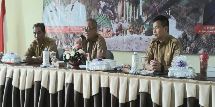 FOTO: MATAKALTENG - Kabid Lohsar pimpin Rapat Penetapan Harga TBS Kelapa Sawit Periode II Januari 2024.