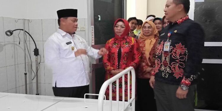 FOTO : DOK DEVIANA/MATAKALTENG - Bupati Kotim Halikinnor saat memantau fasilitas pelayanan kesehatan di Kecamatan Kota Besi, belum lama ini.