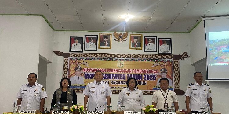 FOTO : DISKOMINFO SANTIK/MATA KALTENG - Bupati Gumas Jaya S Monong bersama Wakil Bupati Efrensia LP Umbing, dan Asisten III Letus Guntur, ketika menghadiri musrenbang RKPD tingkat Kecamatan Kurun, Rabu, 7 Februari 2024.