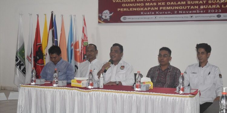 FOTO : KPU GUMAS/MATA KALTENG - Ketua KPU Kabupaten Gumas Elfrinst G Tumon (tengah) bersama empat komisoner KPU lainnya dalam suatu kegiatan, belum lama ini.