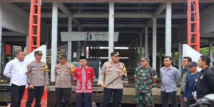 FOTO: MATAKALTENG - Kapolres Barsel AKBP Asep Bangbang Saputra saat berada di Kecamatan Jenamas.