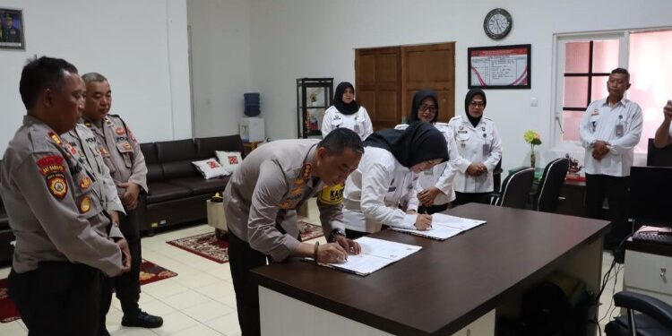 FOTO: RZL/MATAKALTENG - Kapolresta Palangka Raya, Kombes Pol Budi Santosa bersama Kepala LPP Kelas IIA Palangka Raya, Sri Astiana, pada saat melakukan penandatanganan MoU.