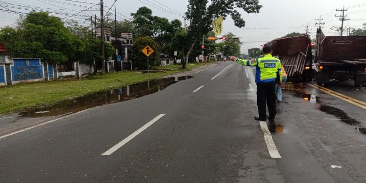 FOTO: RZL/MATAKALTENG - Personel Satlantas Polresta Palangka Raya, usai melakukan penanganan tabrakan di Jalan Tjilik Riwut kilometer 7, Palangka Raya.