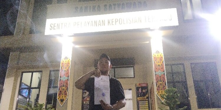 FOTO: AGUS/MATA KALTENG - Pengacara Aktif, Christian Renata Kesuma, dari C.R.K saat melaporkan konten kreator di Sampit berinisial FR di SPKT Polres Kotim.