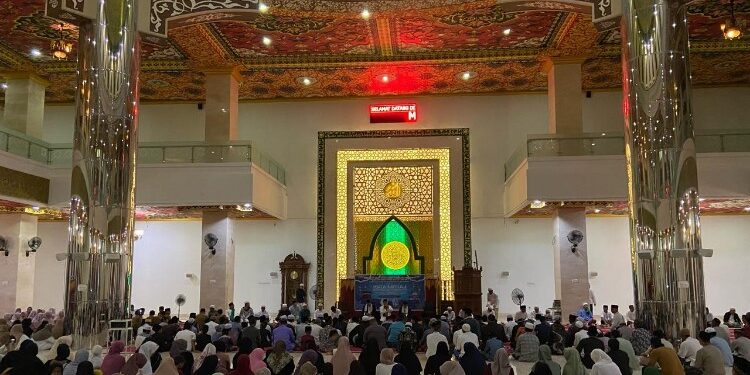 FOTO: AKH/MATAKALTENG - Peringatan Isro Mi'raj di Masjid Agung Sukamara dengan penceramah Syekh Saifuddin Ashour dari Gaza Palestina.