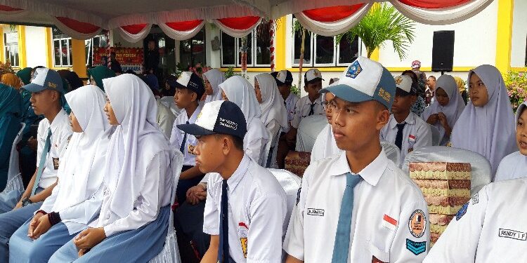 FOTO: AKH/MATAKALTENG - Pelajar di Kabupaten Sukamara saat mengikuti kegiatan apel di Kantor Bupati Sukamara.