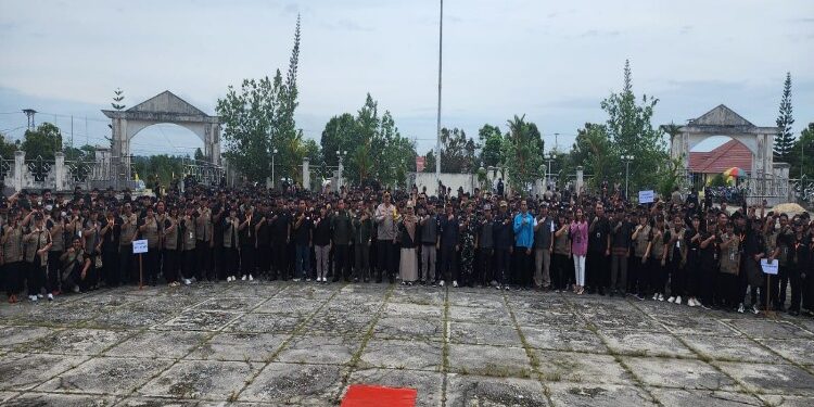 FOTO : BAWASLU GUMAS/MATA KALTENG - Ketua Bawaslu Kabupaten Gumas Yepta H Jinal didampingi Kapolres AKBP Theodorus Priyo Santosa, Ketua KPU Elfrinst Gunandry Tumon, komisioner KPU dan bawaslu, Kepala Kesbangpol Sugiarto, ketika berfoto bersama dengan seluruh pengawas pemilu, di halaman GPU Damang Batu, Jumat, 9 Februari 2024.