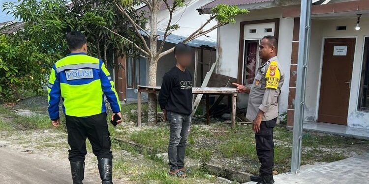 FOTO: MATAKALTENG - Bhabinkamtibmas Polsek Pahandut Kelurahan Panarung, Aiptu Edi Prayitno, pada saat menegur pemuda yang mengganggu kamtibmas.