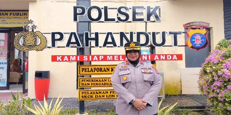 FOTO: RZL/MATAKALTENG - Kapolsek Pahandut, Kompol Voly Apriana.