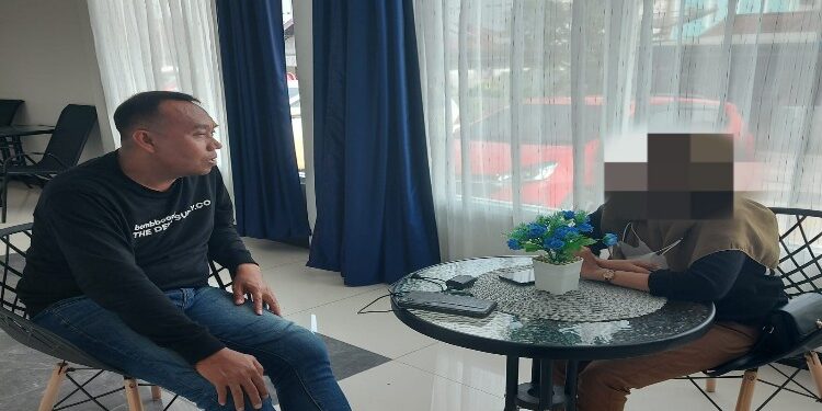 FOTO: IST/MATAKALTENG - Ketua Tim Virtual Police Bidhumas Polda Kalteng, Ipda H Shamsudin, pada saat menerima curhatan korban.