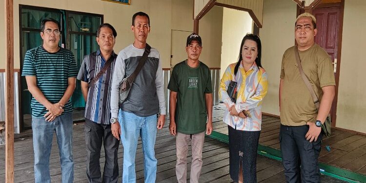 FOTO: MATAKALTENG - Lurah Langkai Sriwanti saat mengecek kondisi lokasi TPS 08.