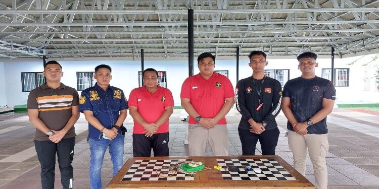 FOTO: MATAKALTENG - Jajaran Rutan Kelas IIA Palangka, pada saat menunjukkan barang bukti hasil penggeledahan kamar hunian WBP.