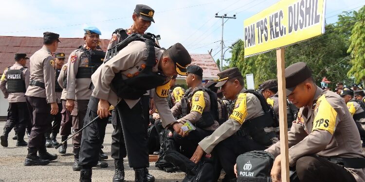 FOTO: IST/MATAKALTENG - Kapolres Barsel, Asep Bangbang Saputra saat memeriksa pesonel.