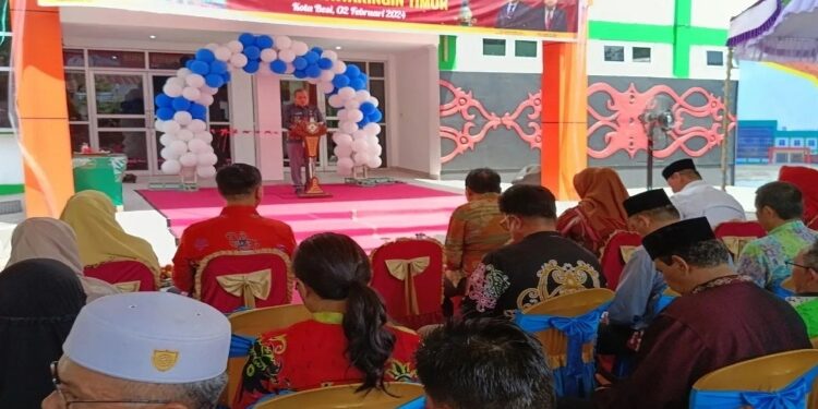 FOTO: IST/MATAKALTENG - Kadinkes Kotim Umar Kaderi saat sambutan peresmian Puskesmas Kecamatan Kota Besi, belum lama ini. 