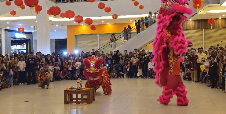 FOTO : IST/MATAKALTENG - Pertunjukan barongsai dalam rangka hari Imlek di City mall Sampit