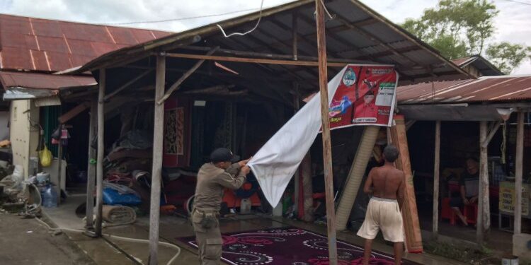 FOTO: RZL/MATAKALTENG - Tim gabungan saat melakukan pembersihan APK.