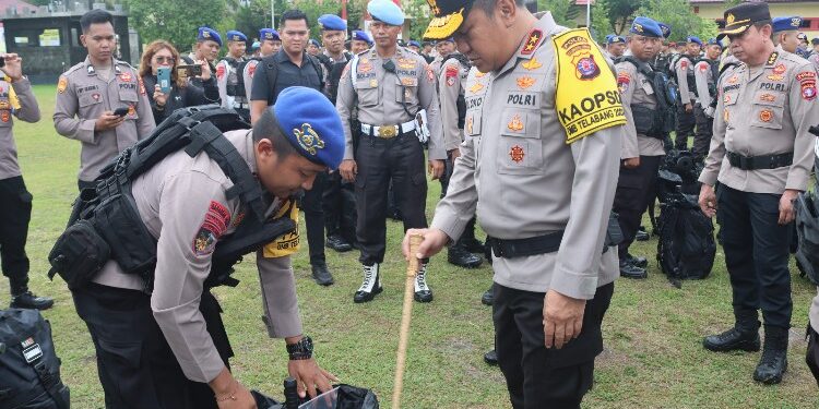 FOTO: RZL/MATAKALTENG - Kapolda Kalteng, Irjen Pol Djoko Poerwanto, saat memeriksa kesiapan personel yang hendak diberangkatkan.
