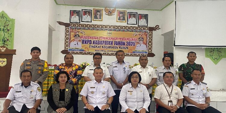 FOTO : DISKOMINFO SANTIK/MATA KALTENG - Bupati Gumas Jaya S Monong bersama Wakil Bupati Efrensia LP Umbing, dan Asisten III Letus Guntur, ketika berfoto bersama dengan para peserta musrenbang RKPD tingkat Kecamatan Kurun, di aula kantor kecamatan setempat, pekan lalu.