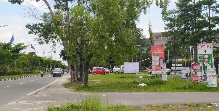 Sejumlah alat peraga kampanye (APK) di Kota Palangka Raya, masih terpasang saat masa tenang telah diberlakukan.