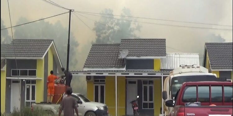 FOTO: DOK/MATA KALTENG - Pemadaman kebakaran di areal perumahan Jalan Pramuka.