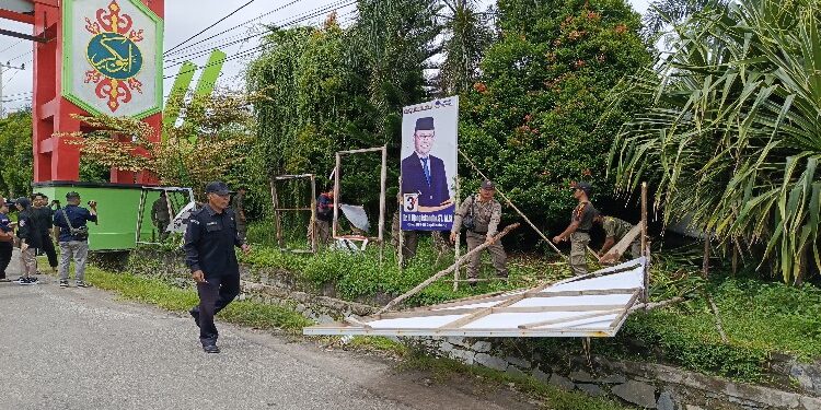 FOTO: DEVIANA/MATAKALTENG - Penertiban APK di Jalan Cilik Riwut oleh tim gabungan, Senin 12 Februari 2024.