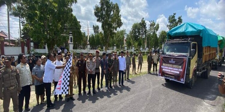 FOTO: AKH/MATAKALTENG - Pj Bupati Sukamara Kaspinor melepas distribusi logistik Pemilu serentak 2024.