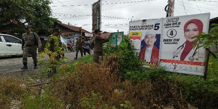 FOTO: DEVIANA/MATAKALTENG - Penertiban APK oleh tim gabungan, Senin 12 Februari 2024.
