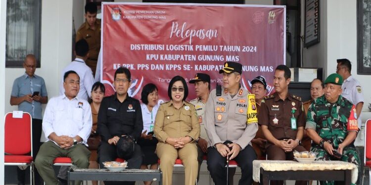 FOTO : DISKOMINFO SANTIK/MATA KALTENG - Wakil Bupati Gumas Efrensia LP Umbing didampingi Kapolres AKBP Theodorus Priyo Santosa, Pabung Kodim 1016/Plk Letkol Inf Maksun Abadi, Komisioner KPU Provinsi Kalteng Wawan Wiraatmaja, Ketua KPU Elfrinst G Tumon, dan Ketua Bawaslu Yepta H Jinal, saat menghadiri pelepasan distribusi logistik pemilu tahun 2024, di halaman kantor KPU, Senin, 12 Februari 2024.