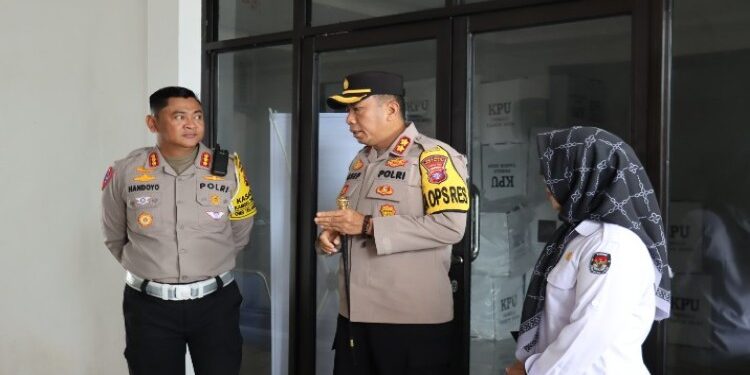 FOTO: IST/MATAKALTENG-Kapolres Barsel AKBP Asep Bangbang Saputra saat mendampingi Pamatwil Polda Kalteng Kombes Pol. R.S. Handoyo saat pengecekan Logistik dan TPS rawan di Barsel.