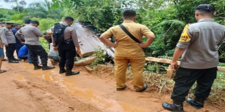 FOTO: IST/MATA KALTENG - Mobil pengawal logistik terperosok di pinggir jalan.