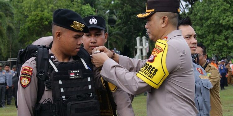 FOTO: RZL/MATAKALTENG - Kapolresta Palangka Raya, Kombes Pol Budi Santosa, pada saat memasang tanda PAM Pemilu 2024.