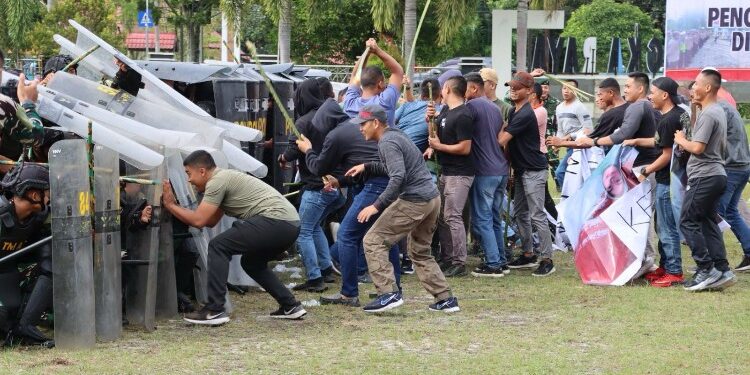 FOTO: RZL/MATAKALTENG - Personel Operasi OMB, pada saat melakukan simulasi penanganan massa.
