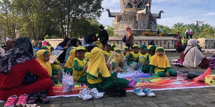 FOTO: DIAN/MATA KALTENG - Kegiatan belajar mengajar di alam terbuka yang dilakukan TK Aisyiyah Bamaang.