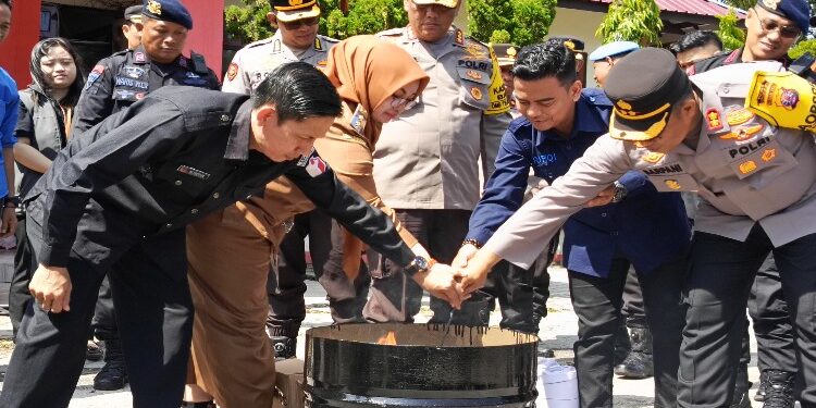 FOTO: DEVIANA /MATAKALTENG - Wakil Bupati Kotim Irawati bersama Ketua KPU, Bawaslu dan Kapolres saat memusnahkan surat suara, Selasa 13 Februari 2024.