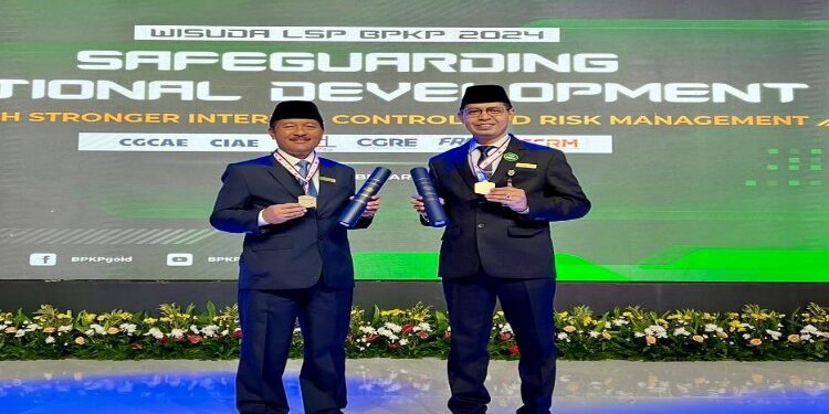FOTO: MATAKALTENG - Inspektur Daerah Kalteng saat menerima ijazah gelar sertifikasi CGCAE.