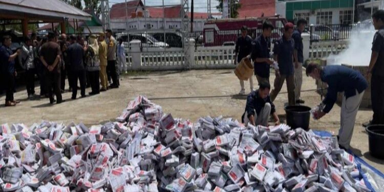 FOTO: IST/MATAKALTENG - KPU Barsel saat melakukan pemusnahan 101 ribu lebih surat suara di halaman Kantor KPU Barsel.