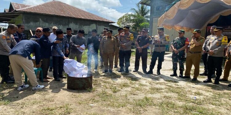FOTO: AKH/MATAKALTENG - Ketua KPU Sukamara Abdul Kadir saat memusnahkan kelebihan surat suara pemilu 2024 dengan cara dibakar.