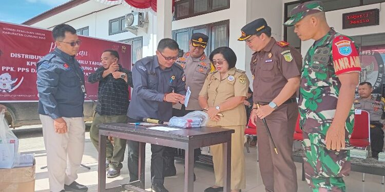 FOTO : SID/MATA KALTENG - Wakil Bupati Gumas, Efrensia LP Umbing, bersama Kapolres AKBP Theodorus Priyo Santosa, Kajari Sahroni, Ketua KPU Elfrinst Gunandry Tumon, Ketua Bawaslu Yepta H Jinal, dan Sekretaris KPU Fransiskus Hartanto, ketika melakukan pengecekan surat suara lebih dan rusak sebelum dimusnahkan dengan cara dibakar, di halaman kantor KPU setempat, Selasa, 13 Februari 2023.